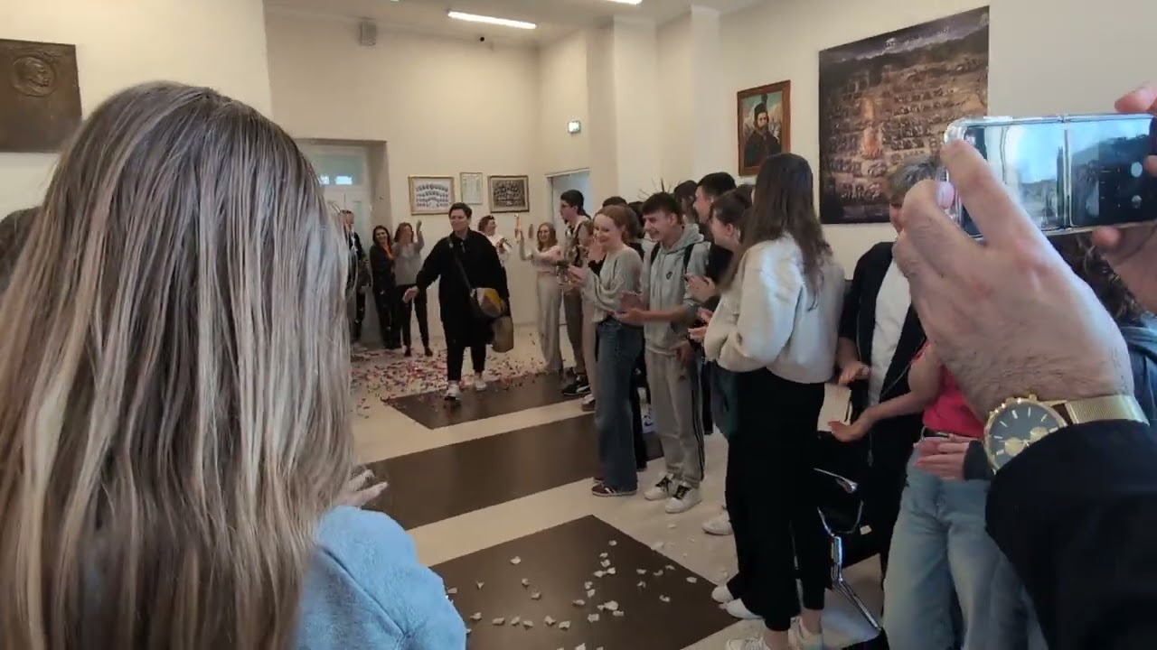 Niespodzianka przygotowana przez uczniów i dyrekcję "Żółkiewskiego" dla jednej z nauczycielek.