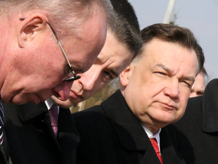 mężczyzna patrzy w obiektyw