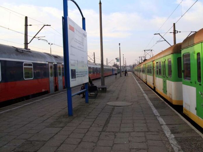 dwa pociągi stoją przy peronie