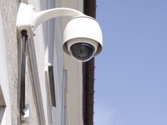 kamera monitoringu miejskiego umieszczona na ścianie budynku