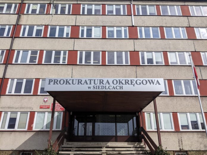 Pięciokondygnacyjny, stary budynek w kolorach beżu i brązu.