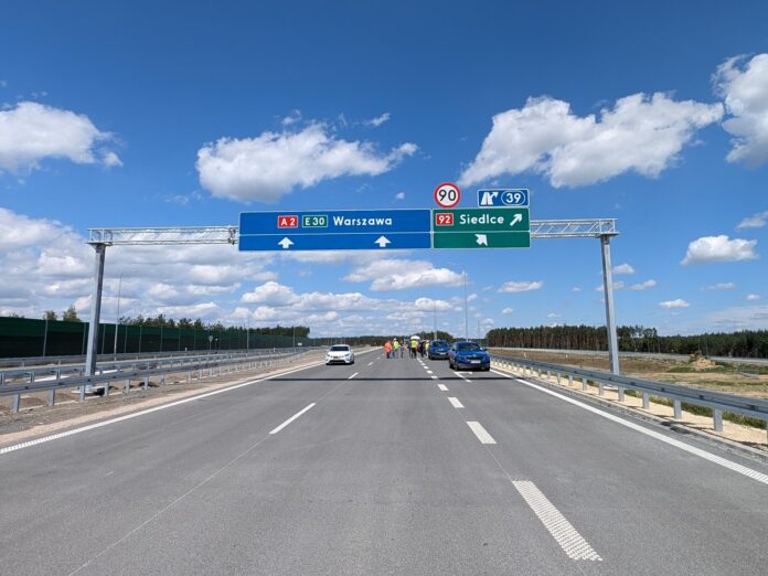 Autostrada z oznakowaniem pionowym