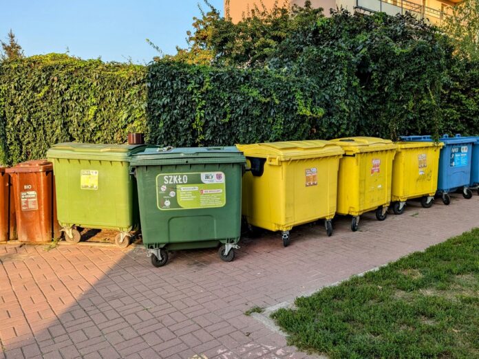 Pojemniki na różne frakcje odpadów
