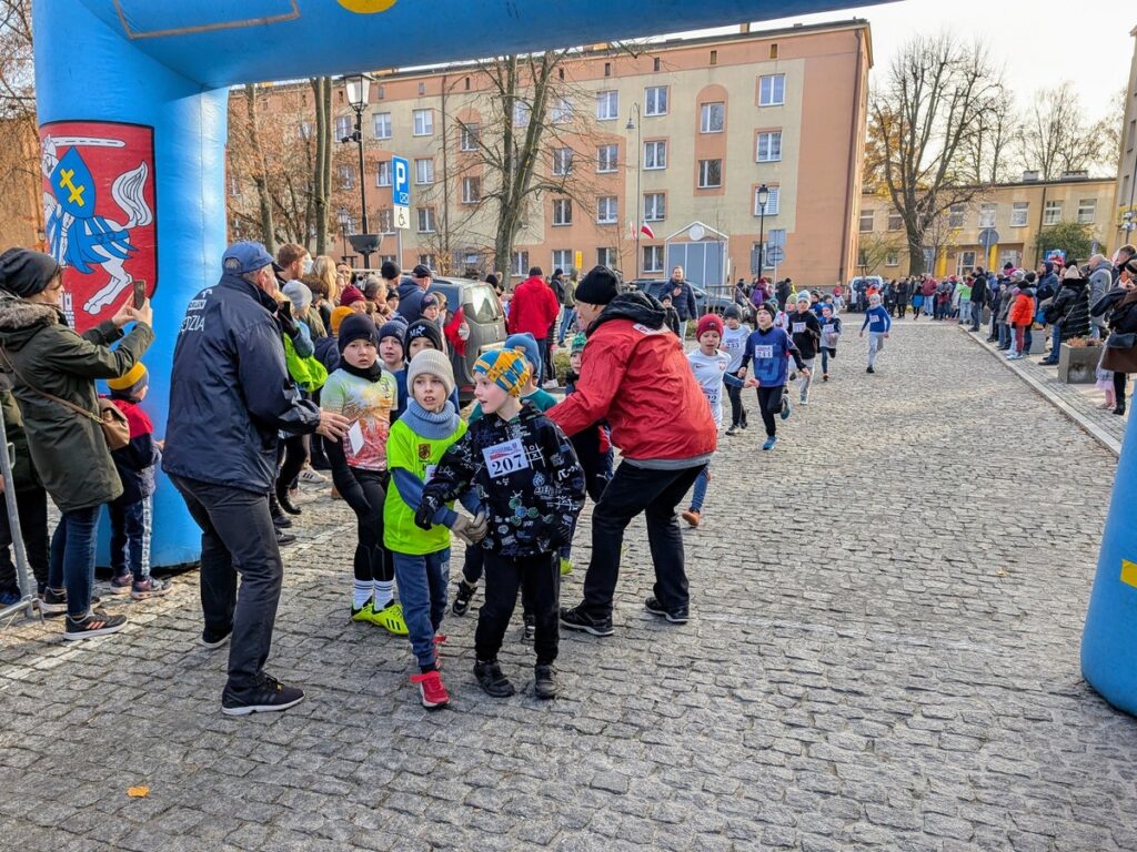 Grupa dzieci wbiega na metę podczas zawodów 