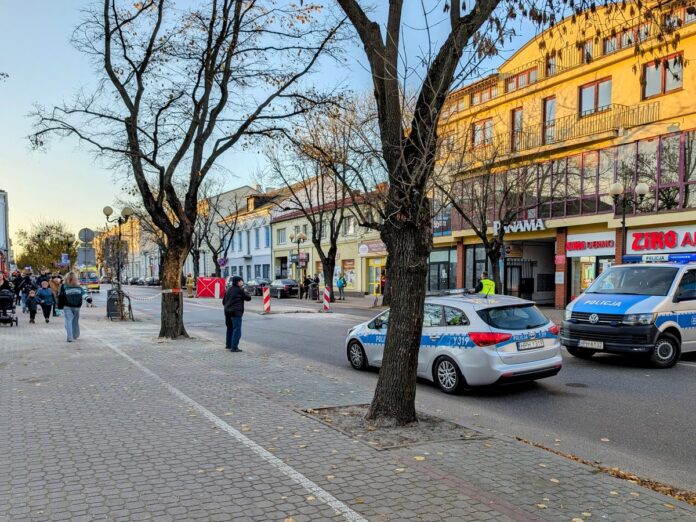 Miejsce wypadku drogowego, radiowozy policyjne blokują drogę.