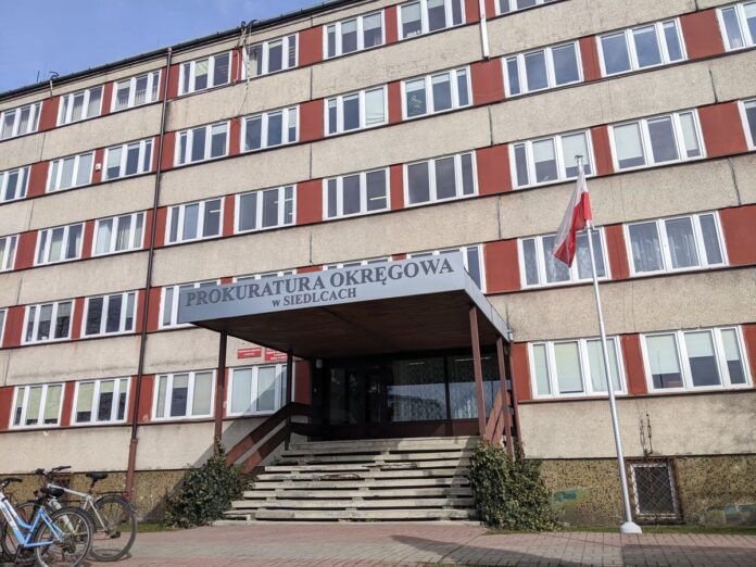 Pięciokondygnacyjny, stary budynek w kolorach beżu i brązu.