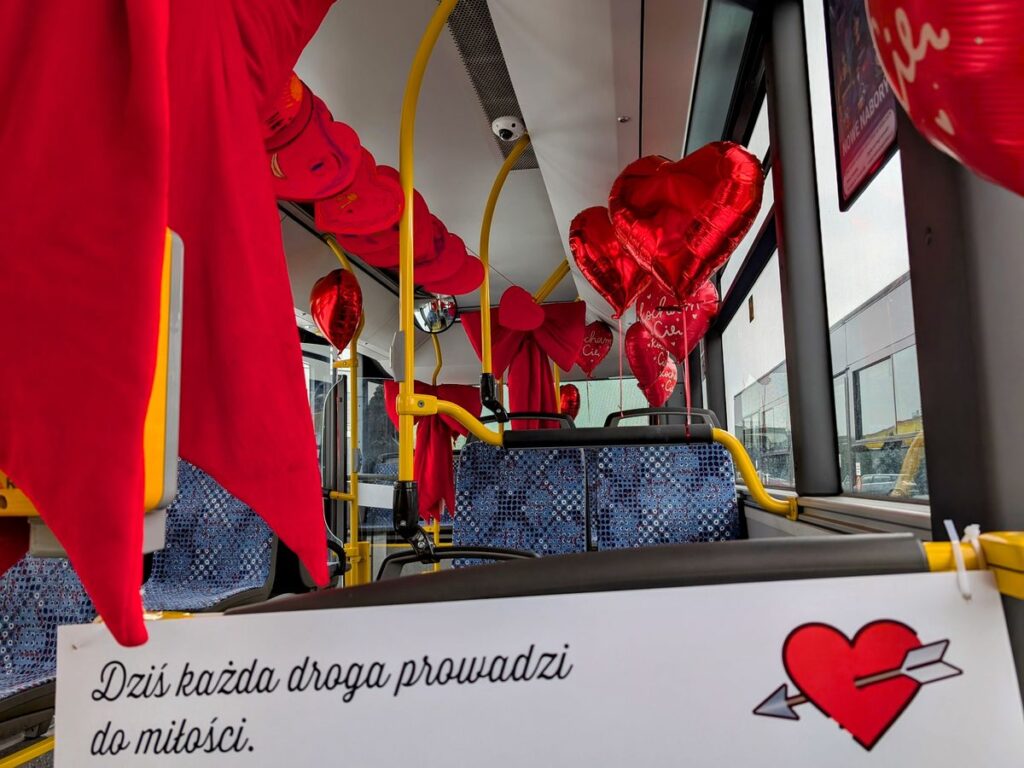 Wnętrze autobusu wypełnione walentynkowymi ozdobami.