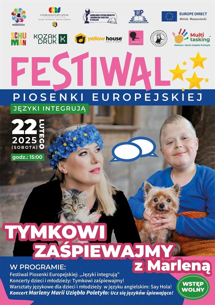 Kobieta z kotem, obok chłopiec z psem, przedstawiający radosny moment wspólnego spędzania czasu.