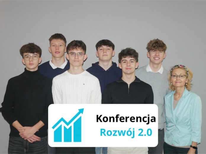 Grupa młodych ludzi stojących razem z napisem 