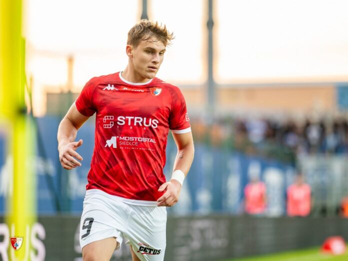 Młody sportowiec w czerwono-białym stroju.