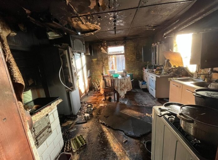 Wnętrze domu zniszczone p o pożarze, nadpalone urządzenia kuchenne, resztki ocalałych sprzetów