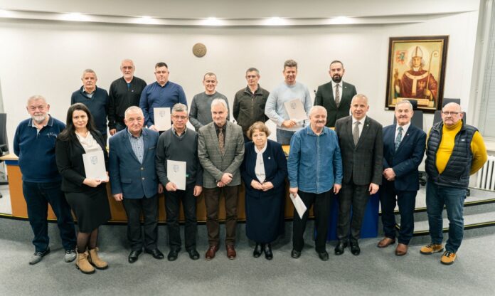 grupa uśmiechniętych ludzi pozuje do zdjęcia