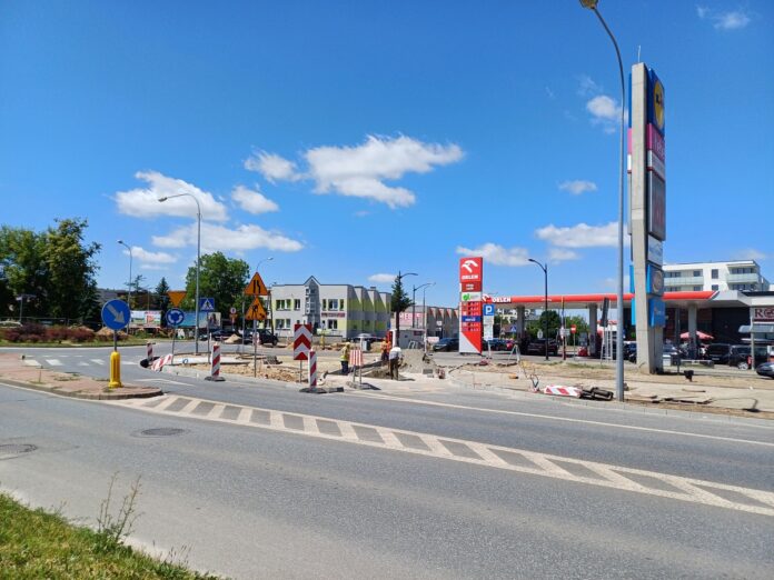 Ulica z stacją benzynową i pracami remontowymi