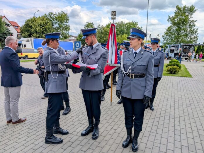 Policjanci w mundurach wyjściowych podczas uroczystości przekazania polskiej flagi państwowej