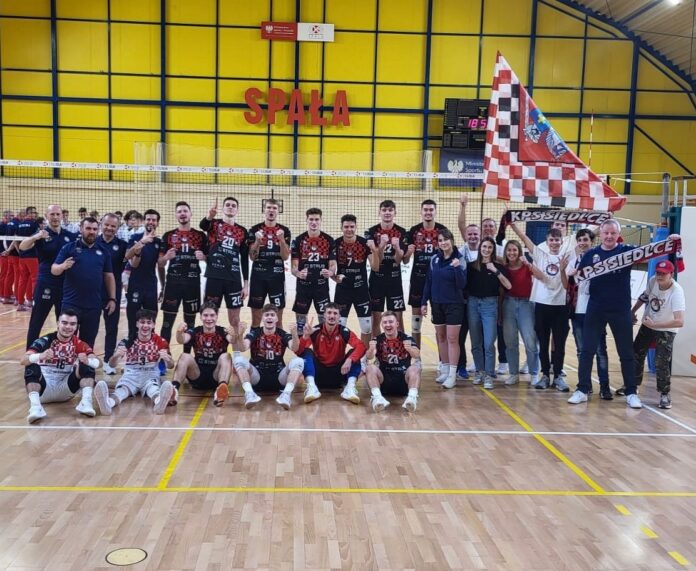 drużyna siatkarska stoi na parkiecie i cieszy się z wygranego meczu