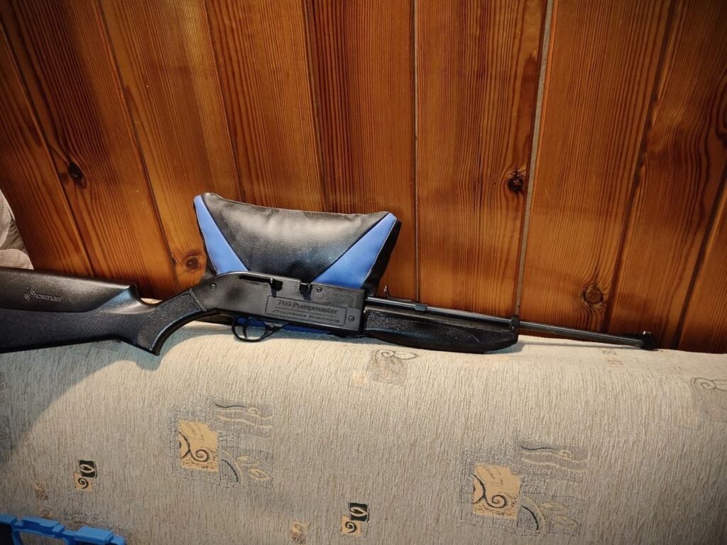 Broń eksponowana na oparciu kanapy.