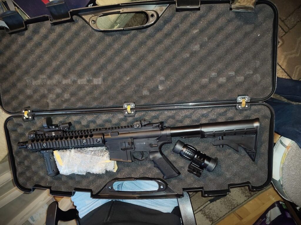 Broń eksponowana w otwartym futerale.