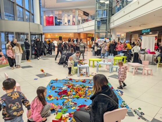 Grupa ludzi spędzająca czas w galerii handlowej z organizowaną imprezą.