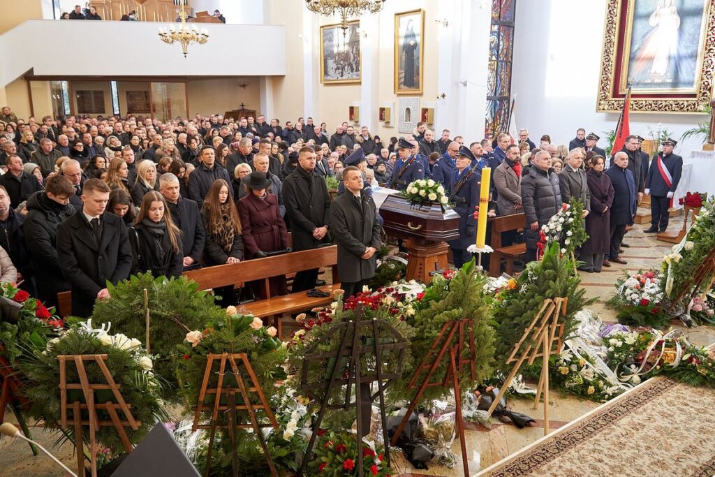 Uroczystości pogrzebowe w kościele wypełnionym ludźmi.