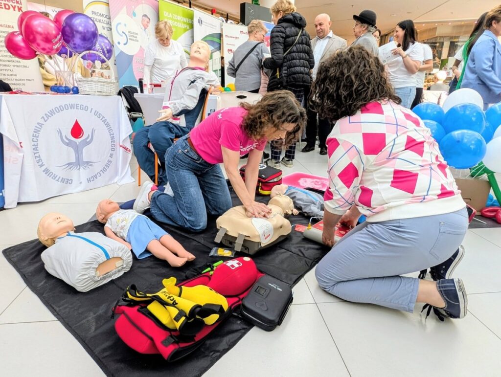 Kobieta pomaga dziecku w korzystaniu z zestawu ratunkowego.