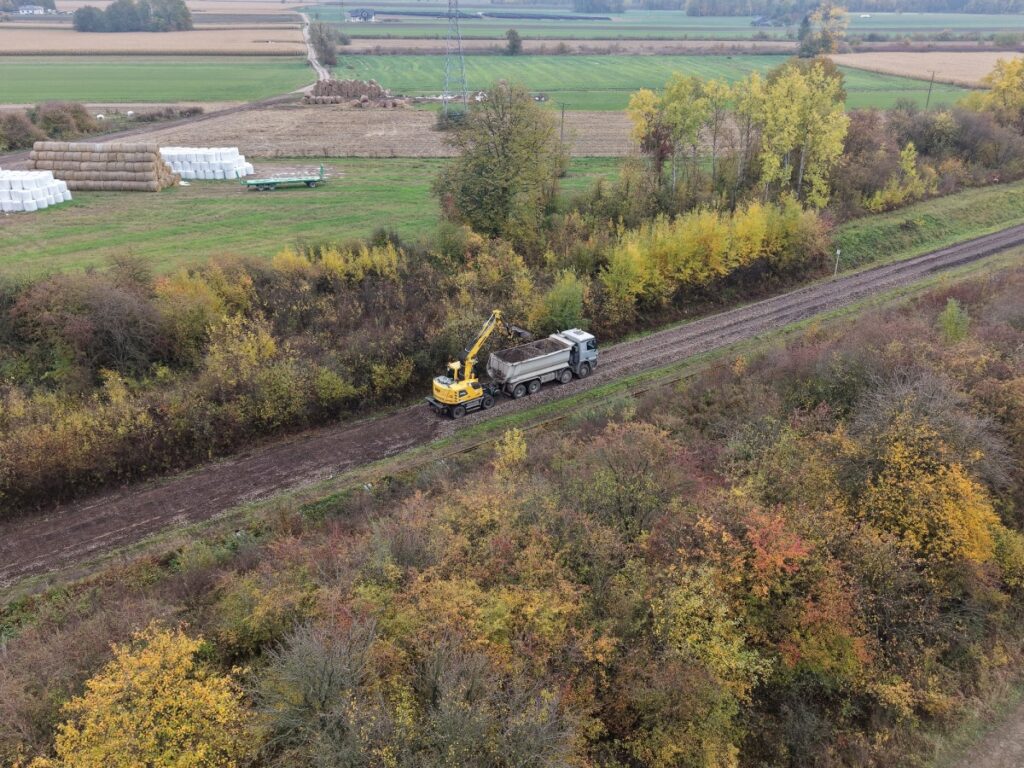 Widok z lotu ptaka na plac budowy z ciężarówką na drodze.