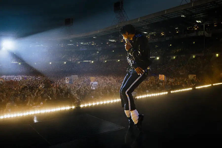 Michael Jackson występujący w charakterystycznym stroju i tańczący na scenie.