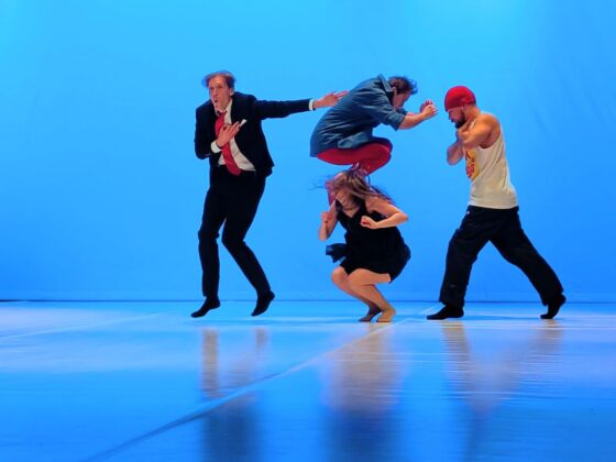 Taniec wsp&oacute;łczesny na scenie w wykonaniu trzech mężczyzn i kobiety.