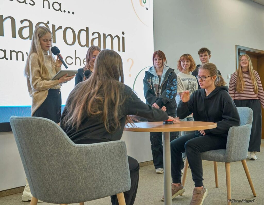 Osoby zgromadzone przy stole