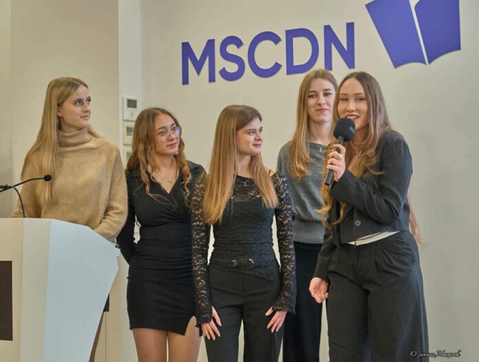 Grupa kobiet przemawia ze sceny