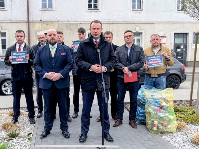 Grupa kilku mężczyzn wyglądających poważnie podczas konferencji prasowej.