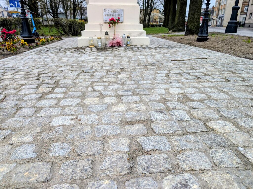 Kostka ułożona w okolicach pomnika MB Kodeńskiej.  