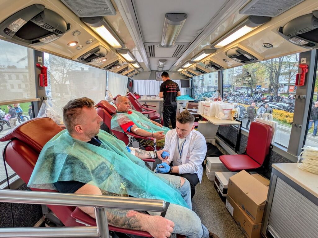Akcja honorowego pobierania krwi. Na lekarskich fotelach siedzą mężczyźni.  
