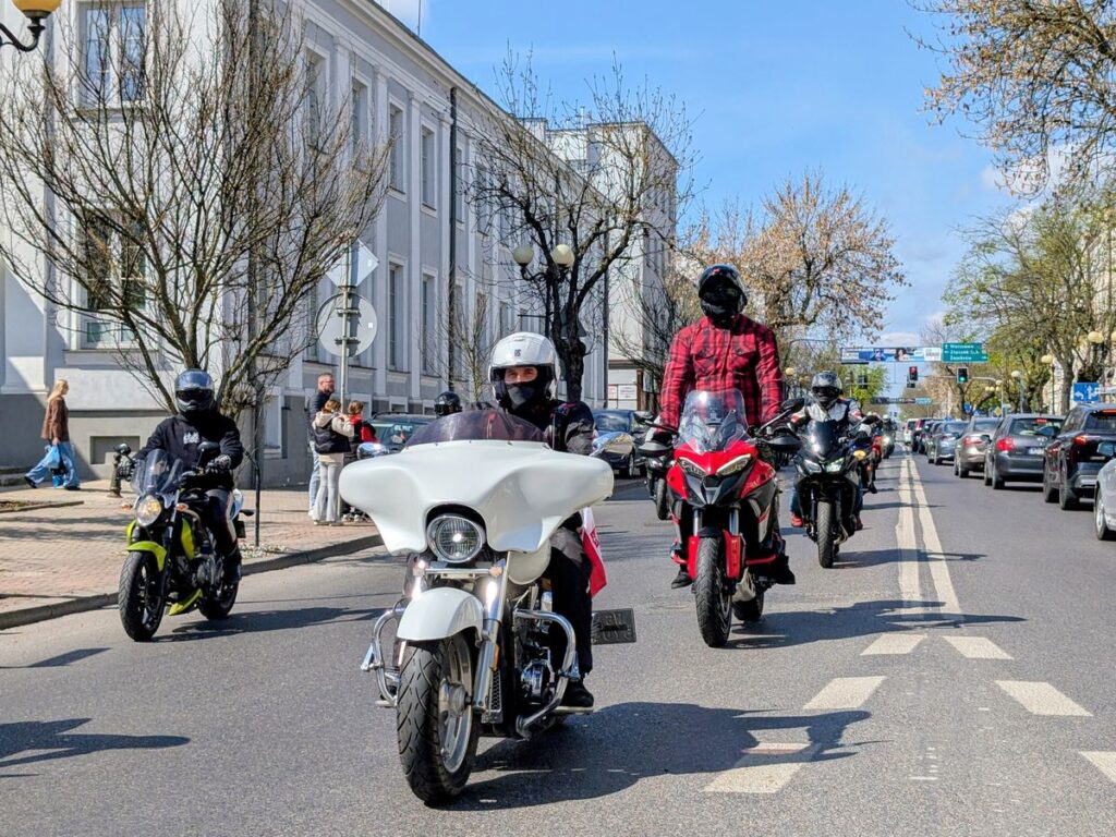 Przejazd motocykli główną ulicą miasta. 