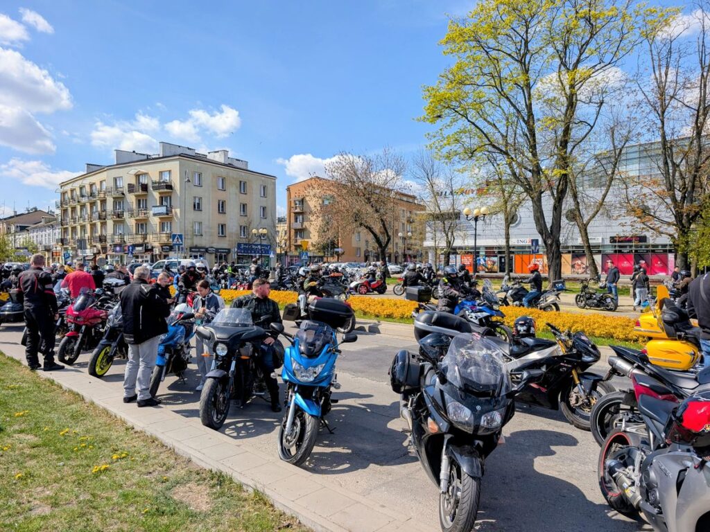 Motocykle ustawione na ulicach w centrum miasta podczas zlotu motocyklowego. 