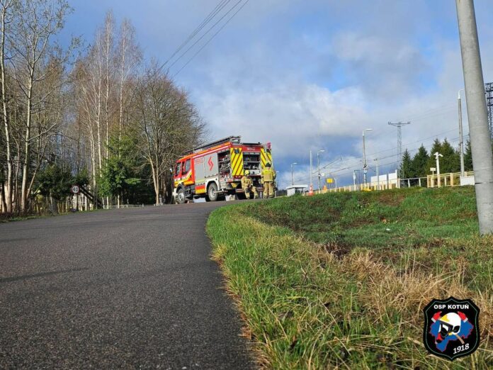 Wóz bojowy straży pożarnej stojący na drodze.