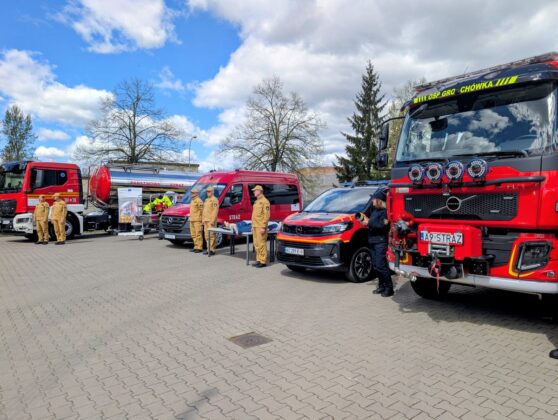 Grupa woz&oacute;w strażackich zaparkowanych na parkingu