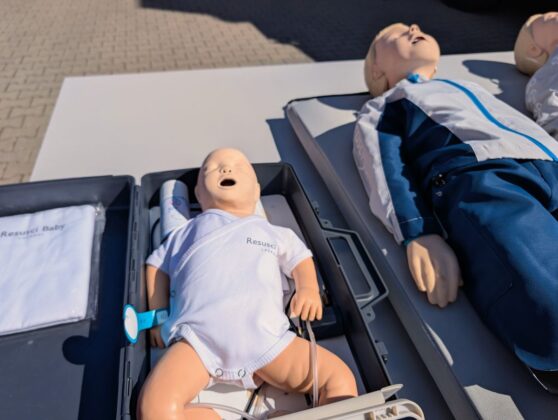 Manekin dziecka i osoby dorosłej na stole