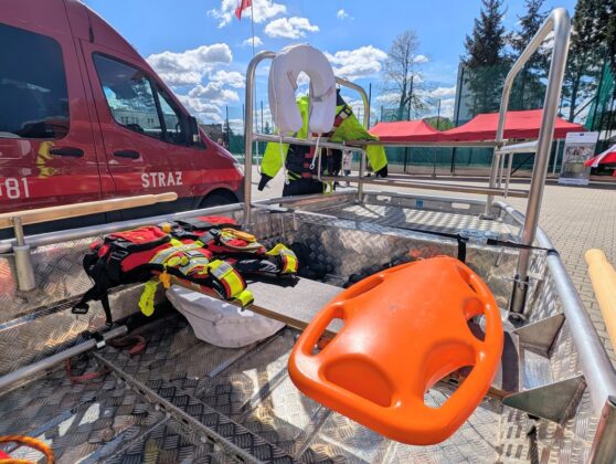 Wyposażenie łodzi ratunkowej obok samochodu