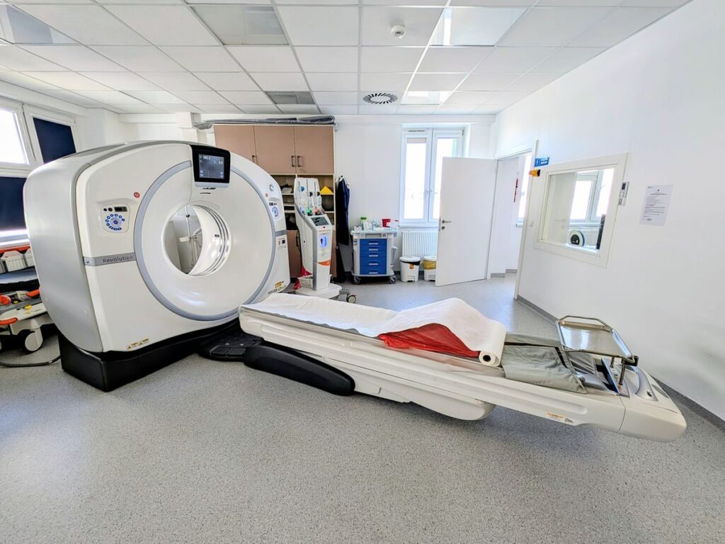 Pokój ze specjalistycznym sprzętem szpitalnym