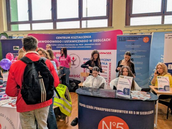 Grupa os&oacute;b przy stole fryzjerskim