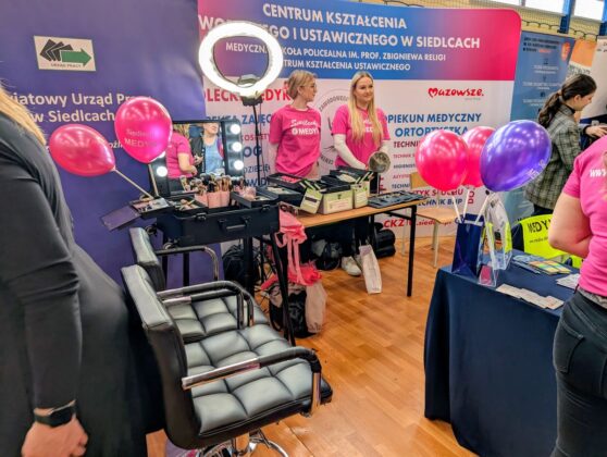 Uczestniczki targ&oacute;w w r&oacute;żowych koszulach z balonami w tym samym kolorze.