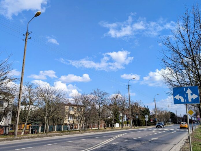 Dwukierunkowa ulica w mieście ze starym oświetleniem.