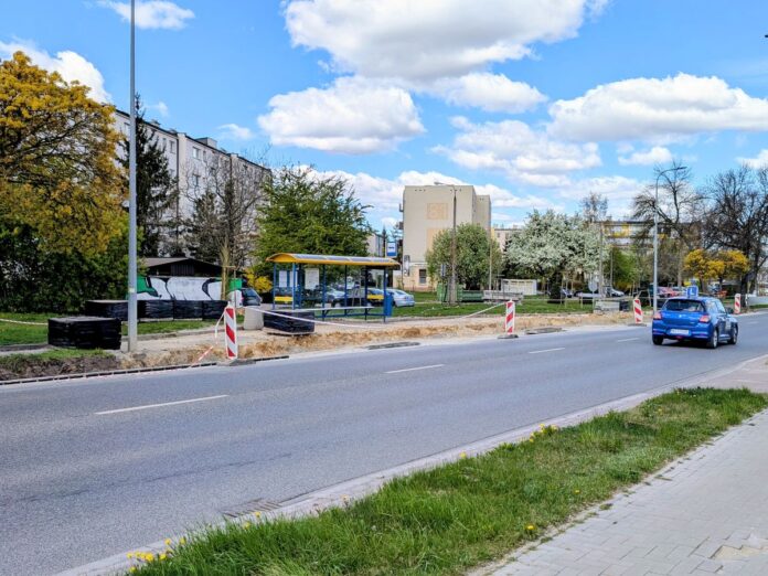 Roboty budowalne przy przebudowie zatoki autobusowej w mieście.