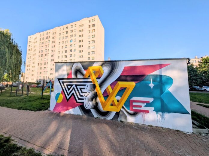 Kolorowy mural z napisem 