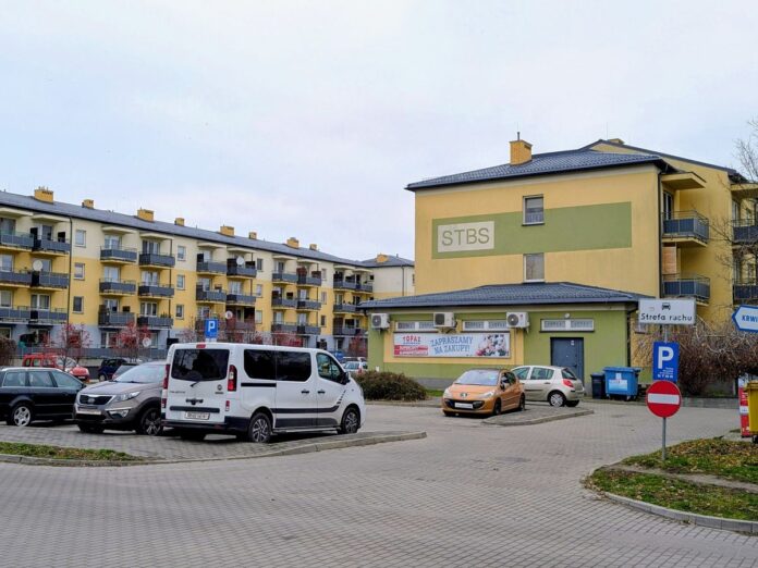 Osiedle bloków z parkingiem z samochodami osobowymi