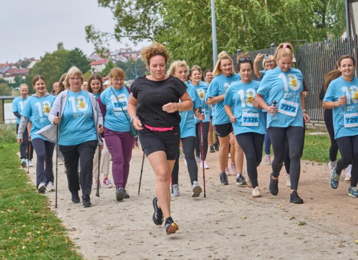 Uczestnicy Onko Biegu biegną i maszerują z kijkami nordic walking