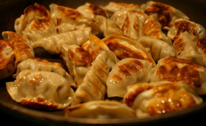 Smażone pierożki gyoza na patelni
