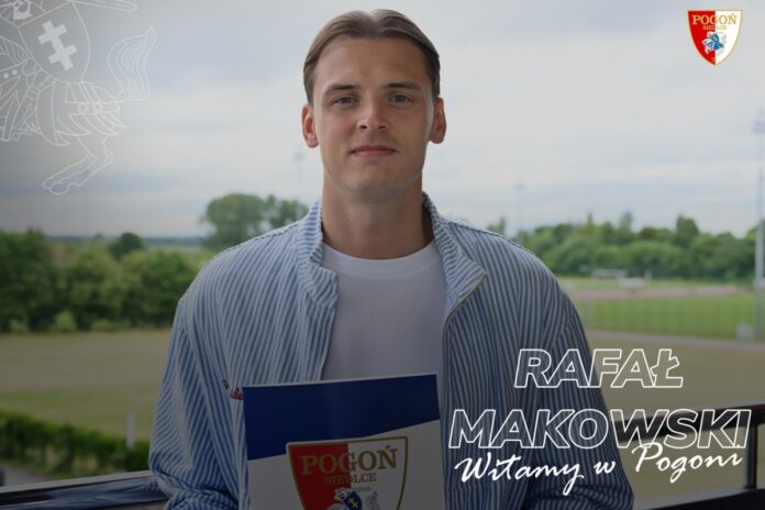 Rafał Makowski z teczką klubu Pogoń Siedlce i napisem: Witamy w Pogoni