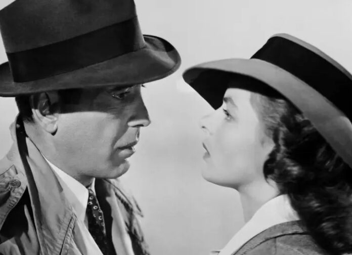 Humphrey Bogart i Ingrid Bergman patrzą na siebie w scenie z filmu Casablanca