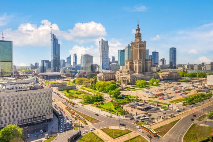 Panorama centrum Warszawy z Pałacem Kultury i Nauki oraz nowoczesnymi wieżowcami w słoneczny dzień